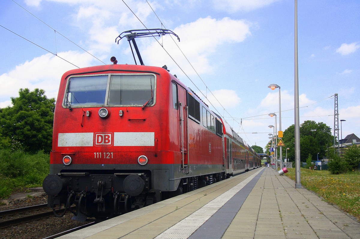 Ein Nachschuss von der 111 121 DB schiebt den RE4 aus Aachen-Hbf nach Dortmund-Hbf und kommt aus Richtung Aachen-Hbf,Aachen-Schanz,Aachen-West,Laurensberg,Richterich,Kohlscheid,Herzogenrath,Hofstadt,Finkenrath,Rimburg und hält in Übach-Palenberg und fährt in Richtung Zweibrüggen,Frelenberg,Geilenkirchen,Süggerrath,Lindern,Brachelen,Hückelhoven-Baal,Baal,Erkelenz,Herrath,Beckrath,Wickrath,Rheydt. 
Bei schönem Sonnenschein am Mittag vom 13.6.2015.