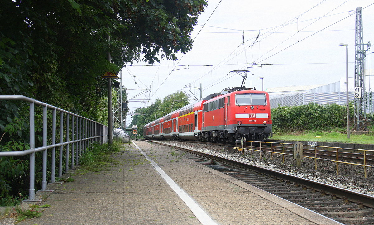 Ein Nachschuss von der 111 121 DB schiebt den RE4 aus Aachen-Hbf nach Dortmund-Hbf kommt aus Richtung Aachen-West,Laurensberg,Richterich, und fährt durch Kohlscheid in Richtung Herzogenrath,Mönchengladbach,Neuss. Aufgenommen vom Bahnsteig 2 in Kohlscheid.
Am Nachmittag vom 19.8.2016.