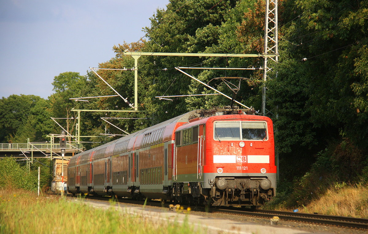 Ein Nachschuss von der 111 121 DB schiebt den RE4 aus Aachen-Hbf nach Dortmund-Hbf und kommt aus Richtung Aachen-Hbf,Aachen-Schanz,Aachen-West,Laurensberg,Richterich,Kohlscheid,Herzogenrath,Palenberg,Zweibrüggen,Frelenberg,Geilenkirchen,Süggerrath und hilt in Lindern und fährt wieter in Richtung ,Brachelen,Hückelhoven-Baal,Baal,Erkelenz,Herrath,Beckrath,Wickrath,Rheydt,Mönchengladbach.
Aufgenommen vom Bahnsteig 2 in Lindern. 
Am Nachmittag vom 23.9.2016.