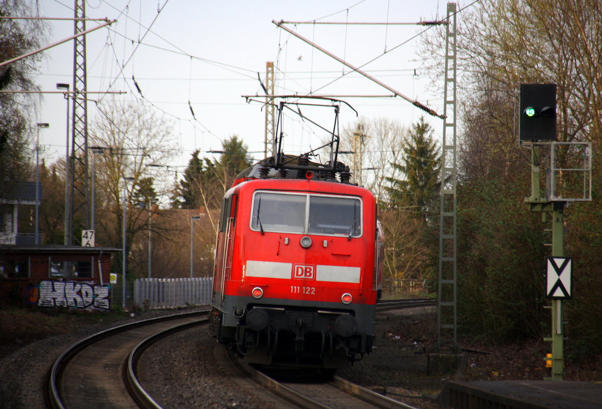 Ein Nachschuss von der 111 122 DB schiebt den RE4 aus Aachen-Hbf nach Dortmund-Hbf und kommt aus Richtung Aachen-Hbf,Aachen-Schanz,Aachen-West,Laurensberg,Richterich,Kohlscheid,Herzogenrath,Palenberg,Zweibrüggen,Frelenberg,Geilenkirchen,Süggerrath,Lindern,Brachelen,Hückelhoven-Baal,Baal und hält in Erkelenz und fährt dann weiter in Richtung Herrath,Beckrath,Wickrath,Rheydt-Hbf,Mönchengladbach-Hbf. Aufgenommen vom Bahnsteig 1 in Erkelenz. 
Bei Sonne und Wolken am Abend vom 21.3.2017.