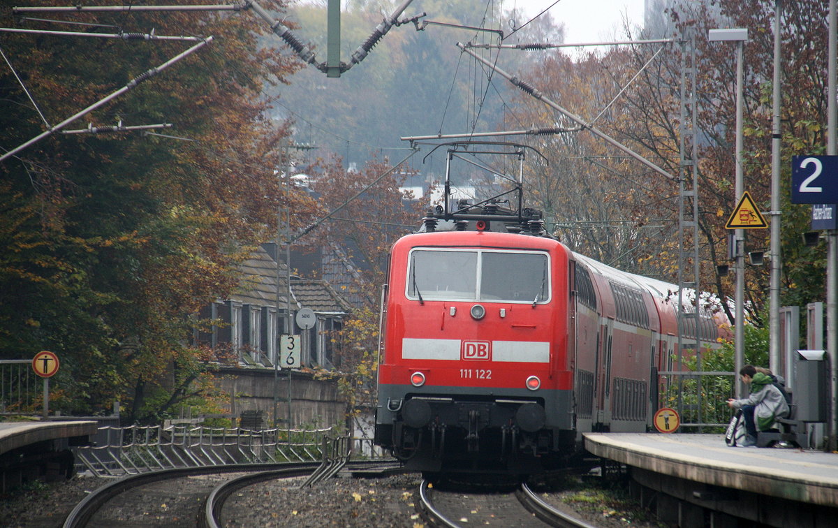 Ein Nachschuss von der 111 122 DB schiebt den RE4 aus Aachen-Hbf nach Dortmund-Hbf und kommt aus Richtung Aachen-Hbf und hilt in Aachen-Schanz und fährt dann weiter in Richtung Aachen-West,Laurensberg,Richterich,Kohlscheid,Herzogenrath,Palenberg,Zweibrüggen,Frelenberg,Geilenkirchen,Süggerrath,Lindern,Brachelen,Hückelhoven-Baal,Baal,Erkelenz, Herrath,Beckrath,Wickrath,Rheydt-Hbf,Mönchengladbach-Hbf. Aufgenommen vom Bahnsteig von Aachen-Schanz.
Bei Wolken am Nachmittag vom 5.11.2016.