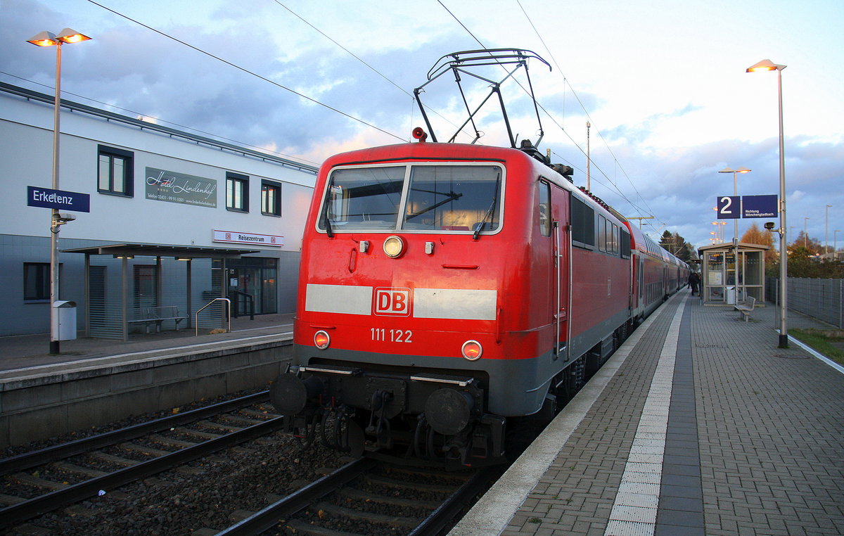 Ein Nachschuss von der 111 122 DB schiebt den RE4 aus Aachen-Hbf nach Dortmund-Hbf und kommt aus Richtung Aachen-Hbf,Aachen-Schanz,Aachen-West,Laurensberg,Richterich,Kohlscheid,Herzogenrath,Palenberg,Zweibrüggen,Frelenberg,Geilenkirchen,Süggerrath,Lindern,Brachelen,Hückelhoven-Baal,Baal und hält in Erkelenz und fährt dann weiter in Richtung Herrath,Beckrath,Wickrath,Rheydt-Hbf,Mönchengladbach-Hbf. 
Aufgenommen vom Bahnsteig 2 in Erkelenz.
Bei Sonnenschein und Wolken am Nachmittag vom 20.11.2016.