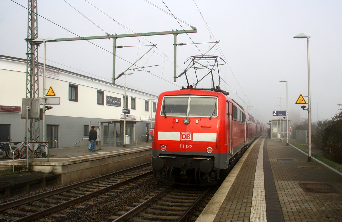 Ein Nachschuss von der 111 122 DB schiebt den RE4 aus Aachen-Hbf nach Dortmund-Hbf und kommt aus Richtung Aachen-Hbf,Aachen-Schanz,Aachen-West,Laurensberg,Richterich,Kohlscheid,Herzogenrath,Palenberg,Zweibrüggen,Frelenberg,Geilenkirchen,Süggerrath,Lindern,Brachelen,Hückelhoven-Baal,Baal und hält in Erkelenz und fährt dann weiter in Richtung Herrath,Beckrath,Wickrath,Rheydt-Hbf,Mönchengladbach-Hbf. 
Aufgenommen vom Bahnsteig 2 in Erkelenz. 
Bei Nebel am Kalten Mittag vom 3.12.2016.