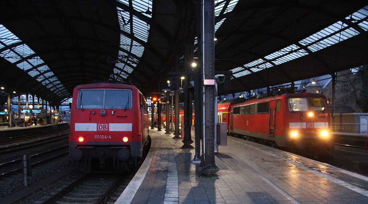 Ein Nachschuss von der 111 124-4 DB steht mit dem RE4 von Aachen-Hbf nach Dortmund-Hbf. 
in der Abendstimmung vom Abend am 6.1.2015.