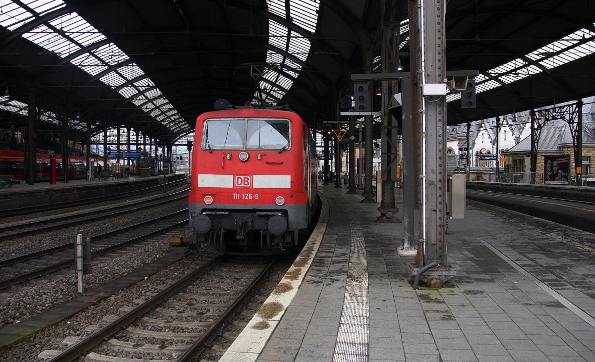 Ein Nachschuss von der 111 126-9 DB steht mit dem RE4 von Aachen-Hbf nach Dortmund-Hbf. Aufgenommen vom Bahnsteig 3 vom Aachen-Hbf. 
Bei Regenwolken am Nachmittag vom 15.3.2015.