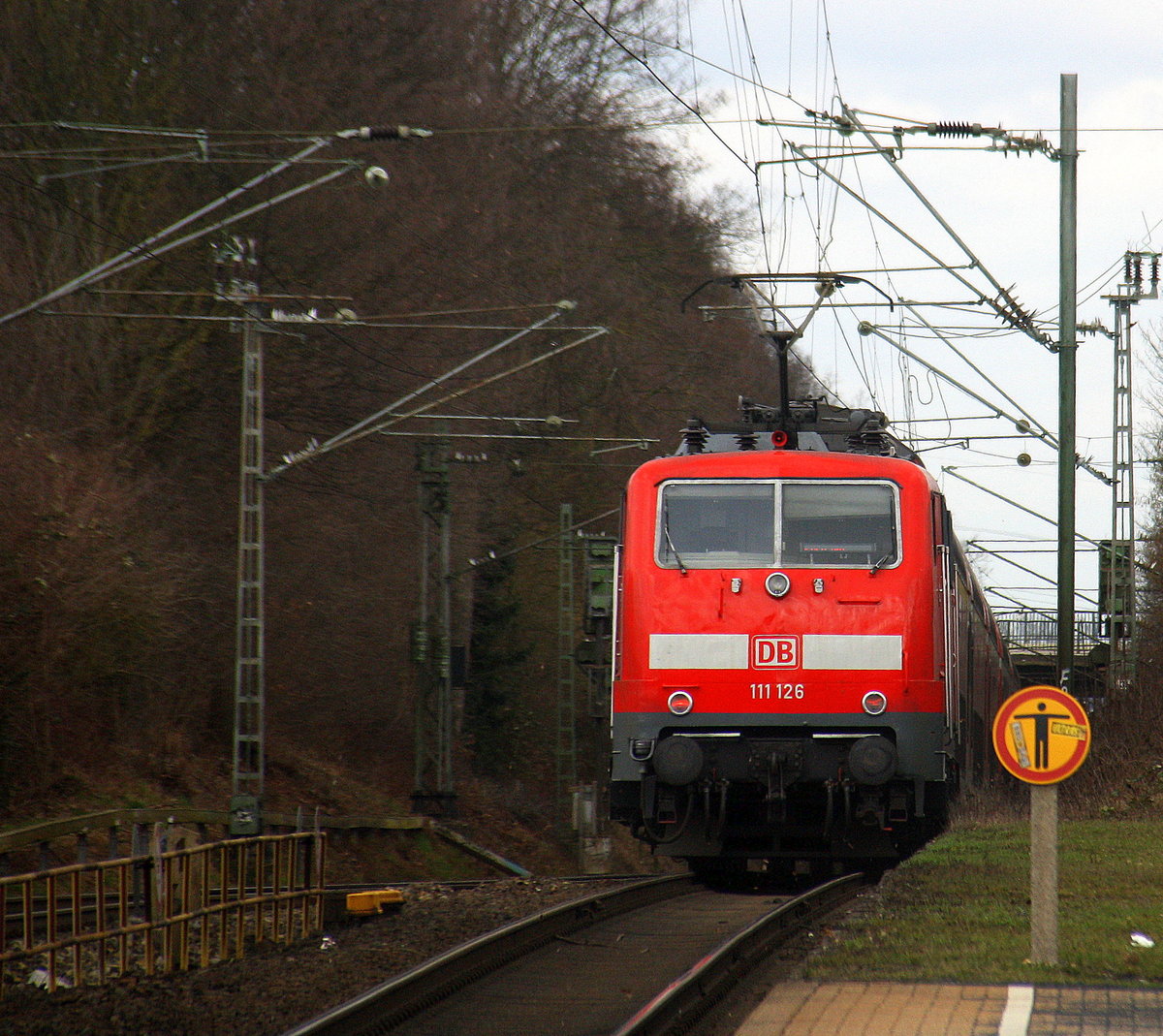 Ein Nachschuss von der 111 126 DB schiebt den RE4 aus Aachen-Hbf nach Dortmund-Hbf kommt aus Richtung Aachen-West,Laurensberg,Richterich, und fährt durch Kohlscheid in Richtung Herzogenrath,Mönchengladbach,Neuss. 
Aufgenommen vom Bahnsteig 1 in Kohlscheid.
Bei Wolken und Sturm am Vormittag vom 27.2.2017.