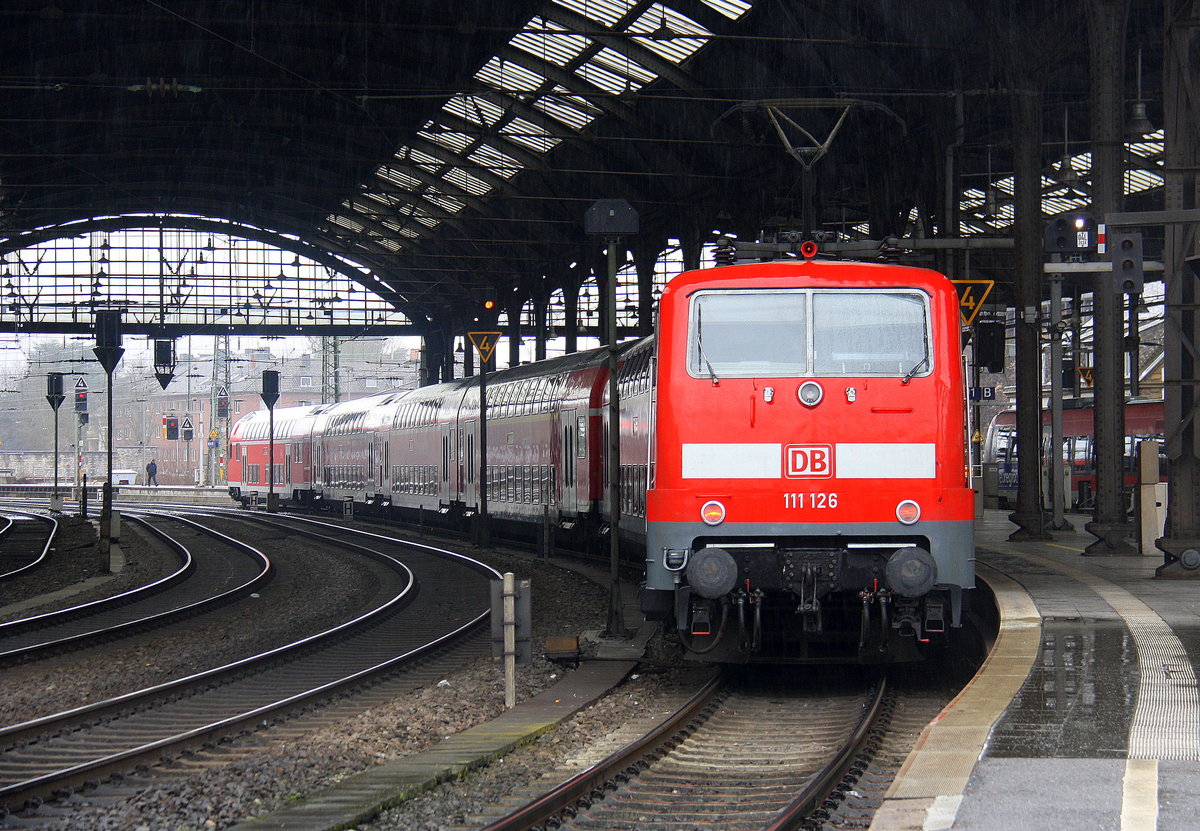 Ein Nachschuss von der 111 126 DB steht mit dem RE4 von Aachen-Hbf nach Dortmund-Hbf. Aufgenommen vom Bahnsteig 2 vom Aachen-Hbf. 
Bri Regenwetter am Kalten Nachmittag vom 1.3.2017.