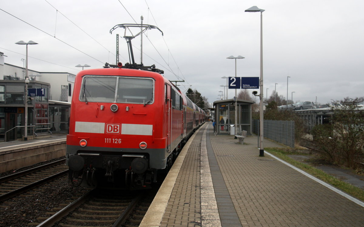 Ein Nachschuss von der 111 126 DB schiebt den RE4 aus Aachen-Hbf nach Dortmund-Hbf und kommt aus Richtung Aachen-Hbf,Aachen-Schanz,Aachen-West,Laurensberg,Richterich,Kohlscheid,Herzogenrath,Palenberg,Zweibrüggen,Frelenberg,Geilenkirchen,Süggerrath,Lindern,Brachelen,Hückelhoven-Baal,Baal und hält in Erkelenz und fährt dann weiter in Richtung Herrath,Beckrath,Wickrath,Rheydt-Hbf,Mönchengladbach-Hbf. Aufgenommen vom Bahnsteig 1 in Erkelenz. 
Bei Regenwetter am Kalten Nachmittag vom 1.3.2017. 