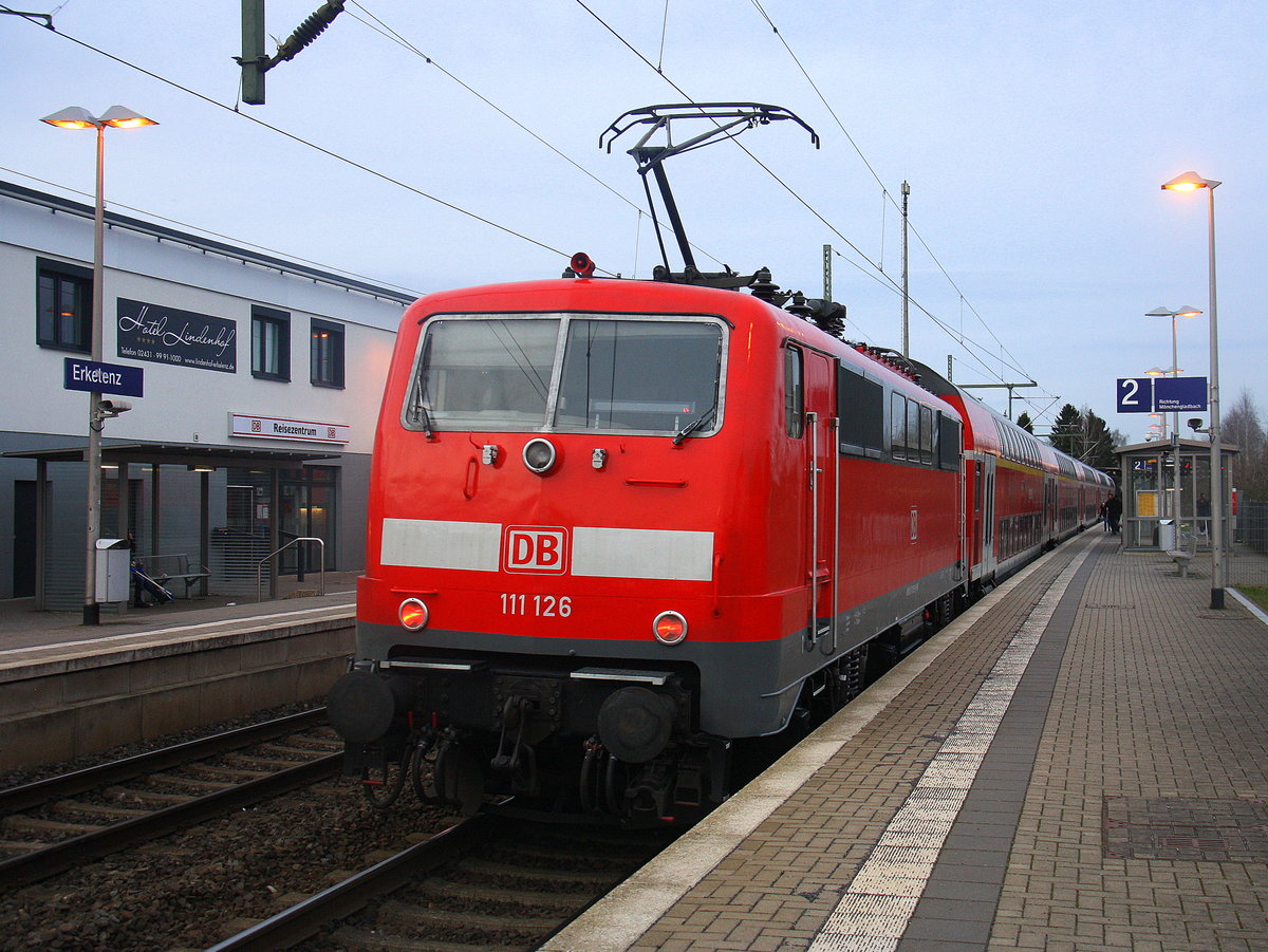 Ein Nachschuss von der 111 126 DB schiebt den RE4 aus Aachen-Hbf nach Dortmund-Hbf und kommt aus Richtung Aachen-Hbf,Aachen-Schanz,Aachen-West,Laurensberg,Richterich,Kohlscheid,Herzogenrath,Palenberg,Zweibrüggen,Frelenberg,Geilenkirchen,Süggerrath,Lindern,Brachelen,Hückelhoven-Baal,Baal und hält in Erkelenz und fährt dann weiter in Richtung Herrath,Beckrath,Wickrath,Rheydt-Hbf,Mönchengladbach-Hbf. Aufgenommen vom Bahnsteig 1 in Erkelenz. 
Bei Sonne und Wolken am Kalten Nachmittag vom 3.3.2017. 
