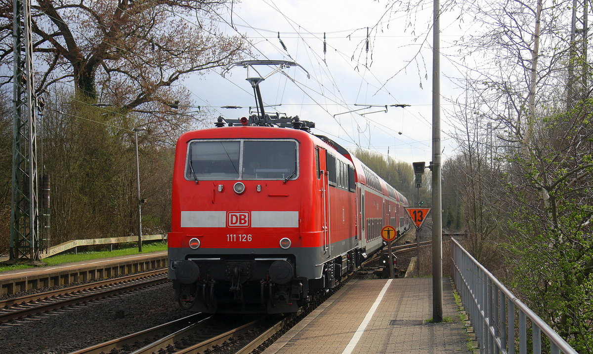 Ein Nachschuss von der 111 126 DB schiebt den RE4 Verstärkerzug aus Düsseldorf-HBf nach Aachen-Hbf und kommt aus Richtung Neuss-Hbf,Mönchengladbach-Hbf,Rheydt-Hbf,Wickrath,Beckrath,Herrath,Erkelenz,Baal,Hückelhoven-Baal,Brachelen,Lindern,Süggerrath,Geilenkirchen,Frelenberg,Zweibrüggen,Übach-Palenberg,Rimburg,Finkenrath,Hofstadt,Herzogenrath,  und hilt in Kohlscheid und fährt in Richtung Richterich,Laurensberg,Aachen-West,Aachen-Schanz,Aachen-Hbf. 
Aufgenommen von Bahnsteig 2 in Kohlscheid. 
Bei Sonne und Wolken am Nachmittag vom 29.3.2017.