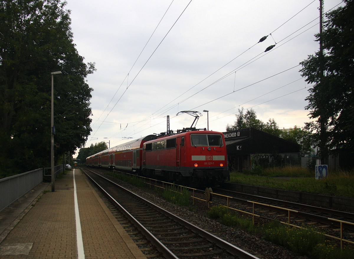 Ein Nachschuss von der 111 127-7 DB schiebt den RE4 aus Aachen-Hbf nach Dortmund-Hbf kommt aus Richtung Aachen-West,Laurensberg,Richterich, und fährt durch Kohlscheid in Richtung Herzogenrath,Mönchengladbach,Neuss. 
Bei Sonne und Regenwolken am Abend vom 18.8.2015.