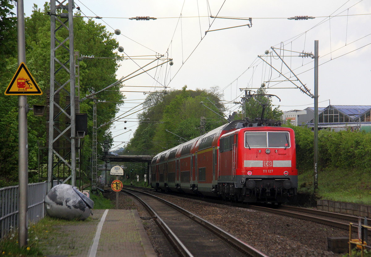 Ein Nachschuss von der 111 127 DB schiebt den RE4 aus Aachen-Hbf nach Dortmund-Hbf und kommt aus Richtung Aachen-West,Laurensberg,Richterich, und fährt durch Kohlscheid in Richtung Herzogenrath,Mönchengladbach,Neuss. 
Aufgenommen vom Bahnsteig 2 in Kohlscheid. 
Am 26.4.2018.