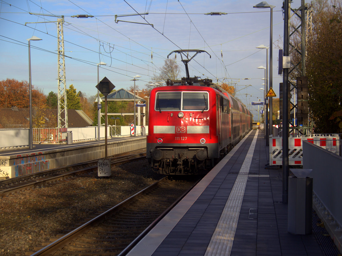 Ein Nachschuss von der 111 127 DB schiebt den RE4 aus Aachen-Hbf nach Dortmund-Hbf und kommt aus Richtung Aachen-West,Laurensberg,Richterich, und fährt durch Kohlscheid in Richtung Herzogenrath,Mönchengladbach,Neuss. 
Aufgenommen vom Bahnsteig 1 in Kohlscheid.
Bei Sonnenschein am Mittag vom 25.11.2019.