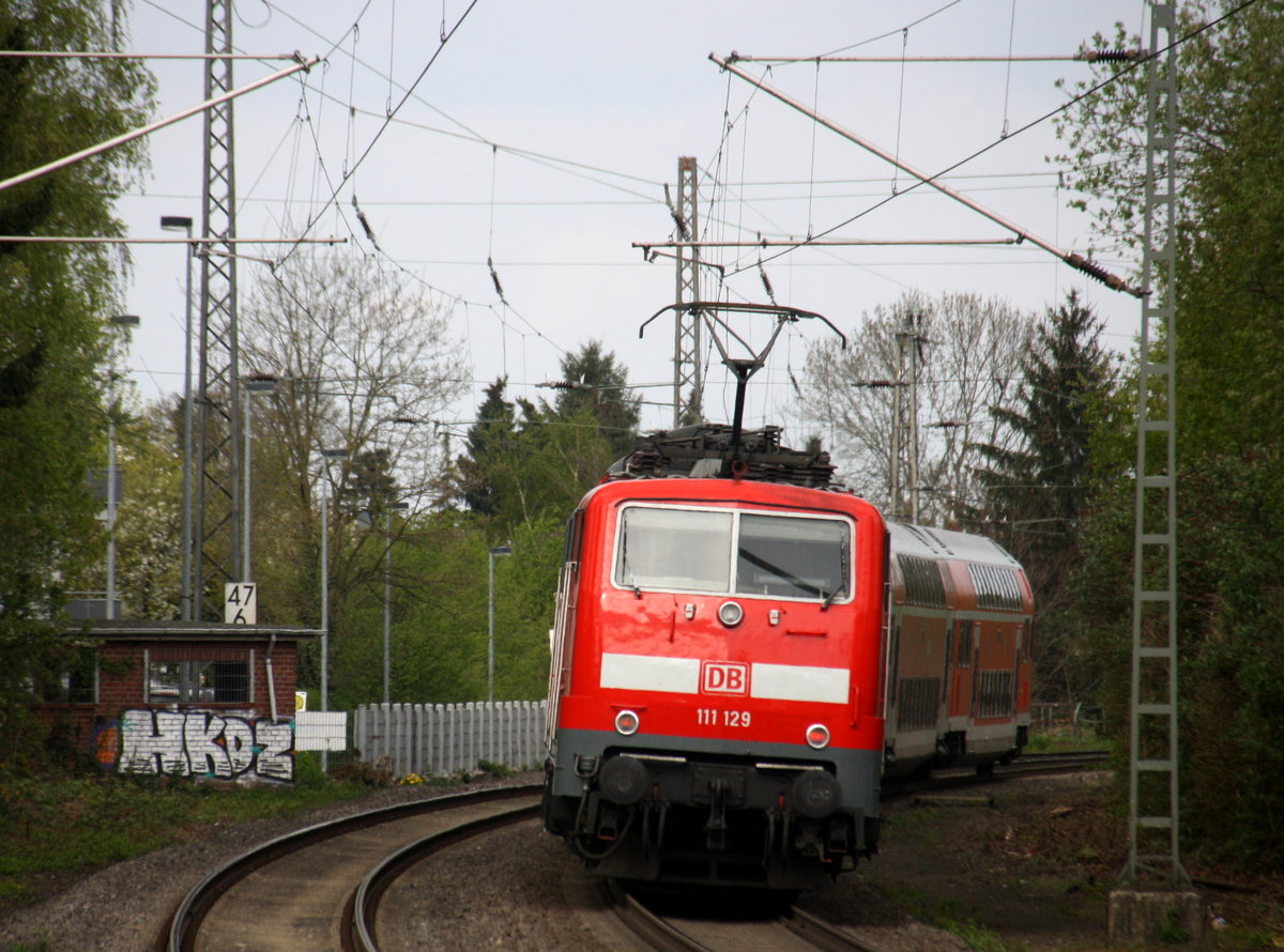 Ein Nachschuss von der 111 129 DB schiebt den RE4 aus Aachen-Hbf nach Düsseldorf-Hbf und kommt aus Richtung Aachen-Hbf,Aachen-Schanz,Aachen-West,Laurensberg,Richterich,Kohlscheid,Herzogenrath,Palenberg,Zweibrüggen,Frelenberg,Geilenkirchen,Süggerrath,Lindern,Brachelen,Hückelhoven-Baal,Baal und hält in Erkelenz und fährt dann weiter in Richtung Herrath,Beckrath,Wickrath,Rheydt-Hbf,Mönchengladbach-Hbf. Aufgenommen vom Bahnsteig 1 in Erkelenz. 
Bei schönem Sonnenschein und Wolken am Nachmittag vom 13.4.2017.