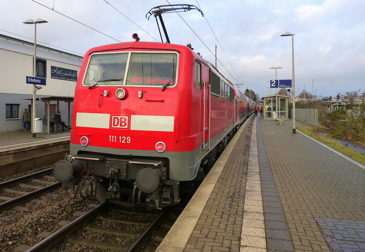 Ein Nachschuss von der 111 129 DB schiebt den RE4 aus Aachen-Hbf nach Dortmund-Hbf und kommt aus Richtung Aachen-Hbf,Aachen-Schanz,Aachen-West,Laurensberg,Richterich,Kohlscheid,Herzogenrath,Palenberg,Zweibrüggen,Frelenberg,Geilenkirchen,Süggerath,Lindern,Brachelen,Hückelhoven-Baal,Baal und hält in Erkelenz und fährt dann weiter in Richtung Herrath,Beckrath,Wickrath,Rheydt-Hbf,Mönchengladbach-Hbf. 
Aufgenommen vom Bahnsteig 2 in Erkelenz. 
Bei Sonne und Wolken am Kalten Nachmittag vom 15.2.2018. 