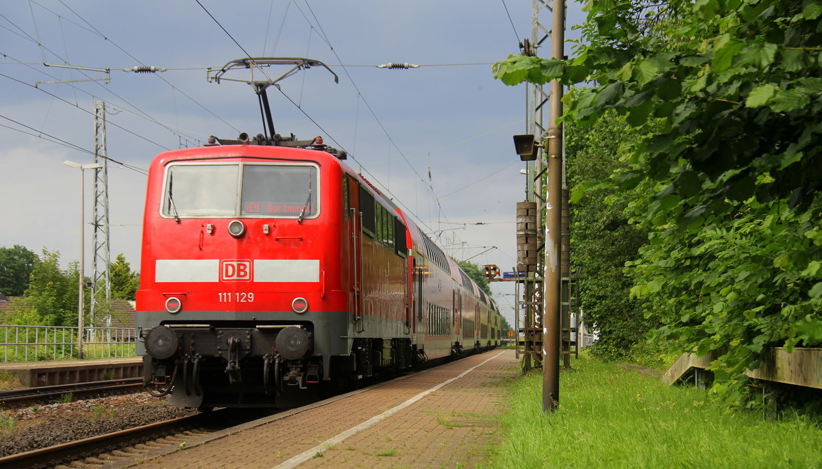 Ein Nachschuss von der 111 129 DB schiebt den RE4 aus Aachen-Hbf nach Dortmund-Hbf und kommt aus Richtung Aachen-West,Laurensberg,Richterich, und fährt durch Kohlscheid in Richtung Herzogenrath,Mönchengladbach,Neuss. 
Aufgenommen vom Bahnsteig 1 in Kohlscheid.
Bei Sonnenschein und Wolken am Nachmittag vom 13.6.2018.