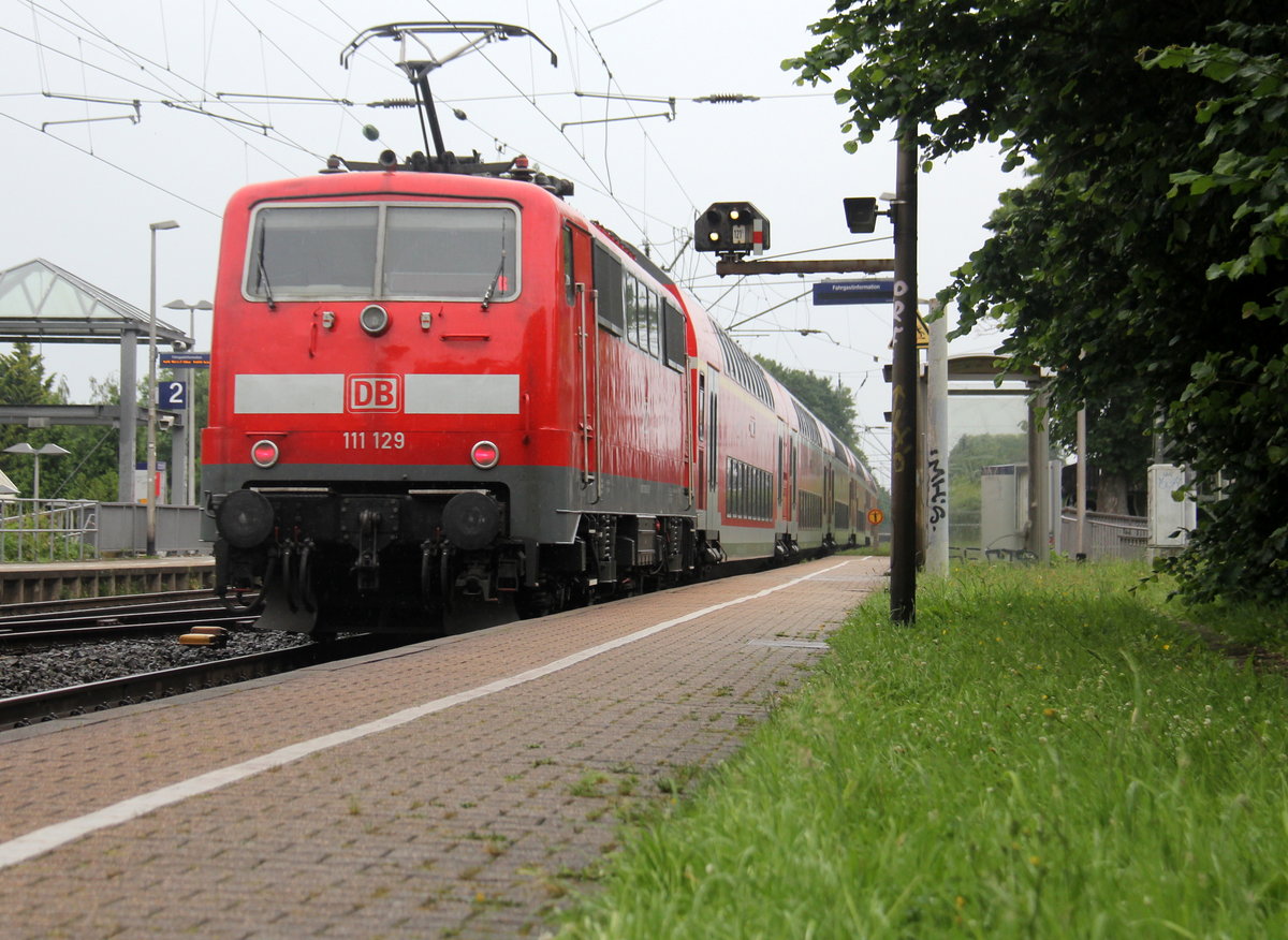 Ein Nachschuss von der 111 129 DB schiebt den RE4 aus Aachen-Hbf nach Dortmund-Hbf und kommt aus Richtung Aachen-West,Laurensberg,Richterich, und fährt durch Kohlscheid in Richtung Herzogenrath,Mönchengladbach,Neuss. 
Aufgenommen vom Bahnsteig 1 in Kohlscheid. 
Bei Regenwetter am Nachmittag vom 14.6.2018.