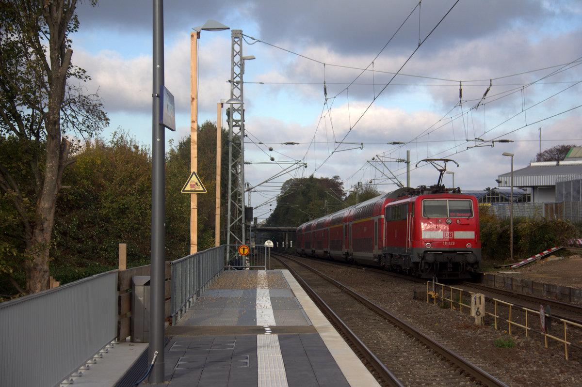 Ein Nachschuss von der 111 129 DB schiebt den RE4 aus Aachen-Hbf nach Dortmund-Hbf und kommt aus Richtung Aachen-West,Laurensberg,Richterich, und fährt durch Kohlscheid in Richtung Herzogenrath,Mönchengladbach,Neuss. 
Aufgenommen vom Bahnsteig 2 in Kohlscheid.
Bei Sonnenschein und Wolken am Nachmittag vom 27.10.2018.