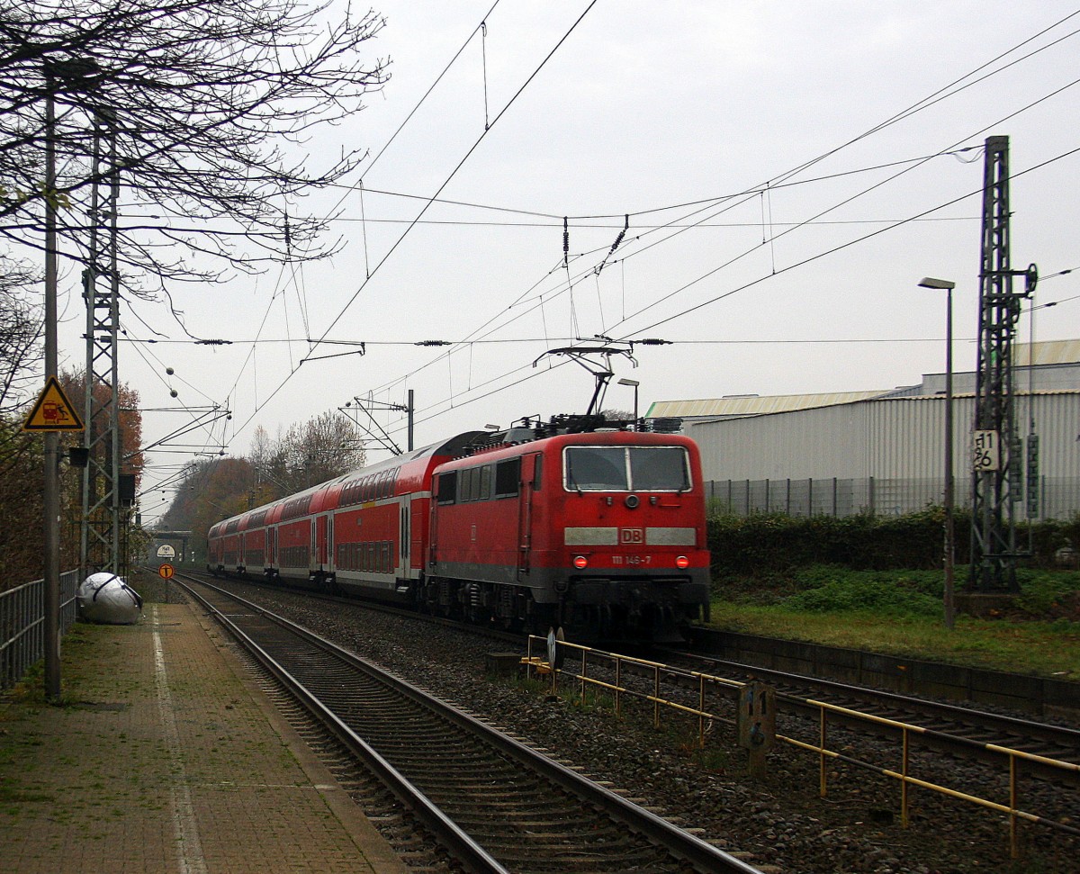 Ein Nachschuss von der 111 146-7 DB  schiebt den RE4 aus Aachen-Hbf-Düsseldorf-Hbf  kommt aus Richtung Aachen-West,Laurensberg,Richterich, und fährt durch Kohlscheid in Richtung Herzogenrath,Mönchengladbach,Neuss.
Bei Regenwolken am Morgen vom 26.11.2014.