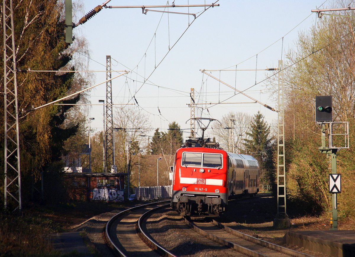 Ein Nachschuss von der 111 147-5 DB schiebt den RE4 aus Aachen-Hbf nach Dortmund-Hbf und kommt aus Richtung Aachen-Hbf,Aachen-Schanz,Aachen-West,Laurensberg,Richterich,Kohlscheid,Herzogenrath,Palenberg,Zweibrüggen,Frelenberg,Geilenkirchen,Süggerrath,Lindern,Brachelen,Hückelhoven-Baal,Baal und hält in Erkelenz und fährt dann weiter in Richtung Herrath,Beckrath,Wickrath,Rheydt-Hbf,Mönchengladbach-Hbf. Aufgenommen vom Bahnsteig 1 in Erkelenz.
Bei schönem Sonnenschein am Nachmittag vom 27.3.2017.