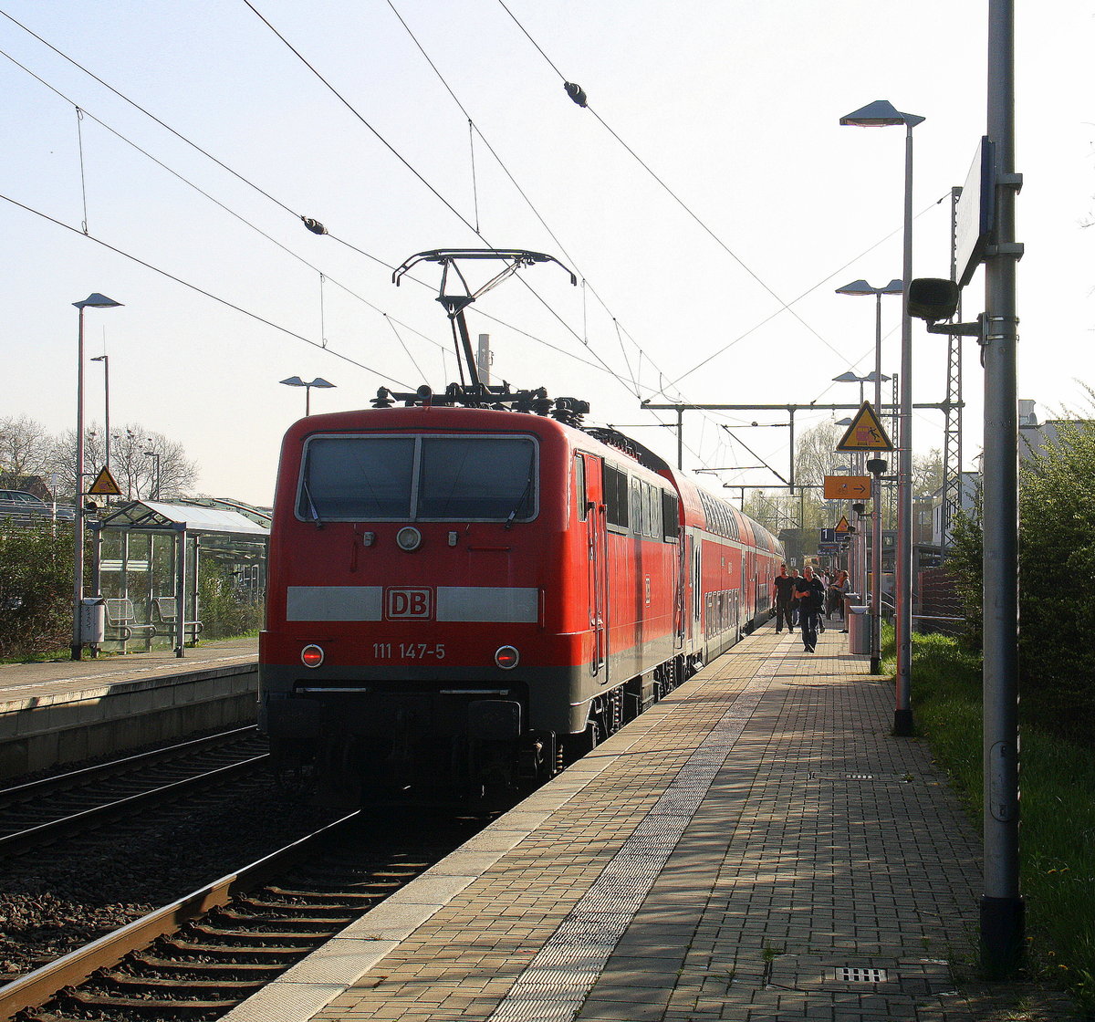 Ein Nachschuss von der 111 147-5 DB schiebt den RE4 Verstärkerzug aus Düsseldorf-HBf nach Aachen-Hbf und kommt aus Richtung Neuss-Hbf,Mönchengladbach-Hbf,Rheydt-Hbf,Wickrath,Beckrath,Herrath und hält in Erkelenz und fährt dann weiter in Richtung Baal,Hückelhoven-Baal,Brachelen,Lindern,Süggerrath,Geilenkirchen,Frelenberg,Zweibrüggen,Übach-Palenberg,Rimburg,Finkenrath,Hofstadt,Herzogenrath, Kohlscheid,Richterich,Laurensberg,Aachen-West,Aachen-Schanz,Aachen-Hbf. 
Aufgenommen vom Bahnsteig 1 in Erkelenz. 
Bei schönem Frühlingswetter am Nachmittag vom 3.4.2017.