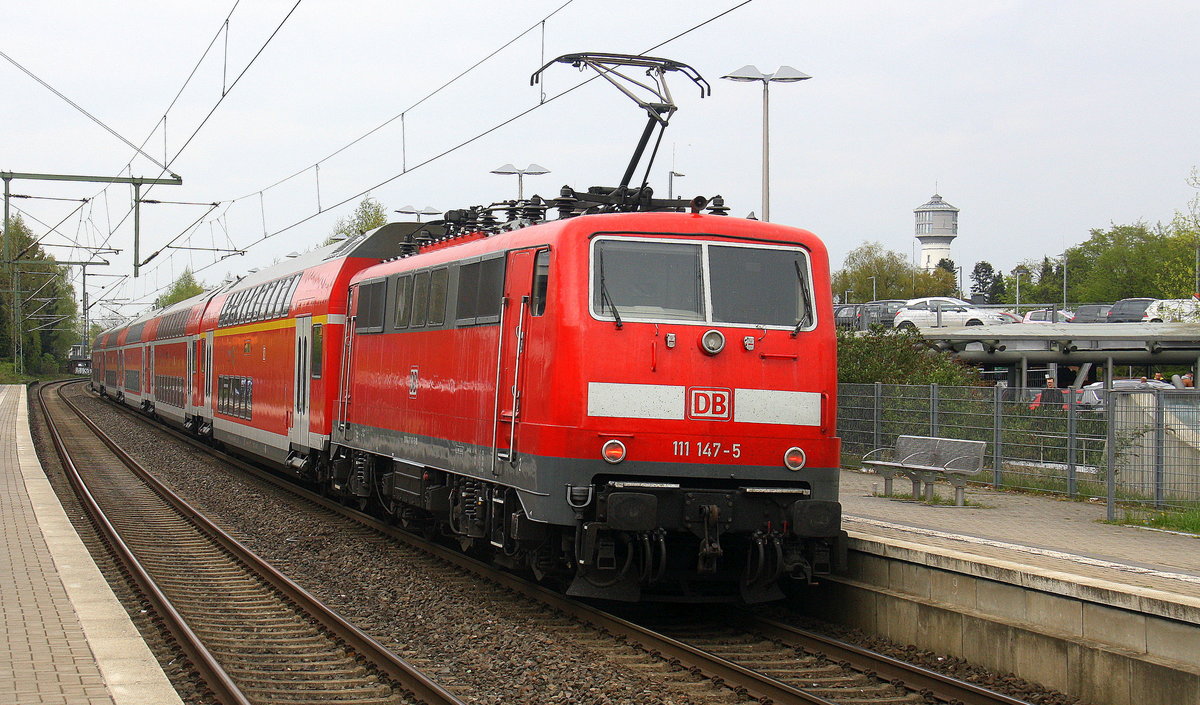Ein Nachschuss von der 111 147-5 DB schiebt den RE4 aus Aachen-Hbf nach Düsseldorf-Hbf und kommt aus Richtung Aachen-Hbf,Aachen-Schanz,Aachen-West,Laurensberg,Richterich,Kohlscheid,Herzogenrath,Palenberg,Zweibrüggen,Frelenberg,Geilenkirchen,Süggerrath,Lindern,Brachelen,Hückelhoven-Baal,Baal und hält in Erkelenz und fährt dann weiter in Richtung Herrath,Beckrath,Wickrath,Rheydt-Hbf,Mönchengladbach-Hbf. Aufgenommen vom Bahnsteig 1 in Erkelenz.
Bei Sonne und Wolken am Nachmittag vom 11.4.2017. 