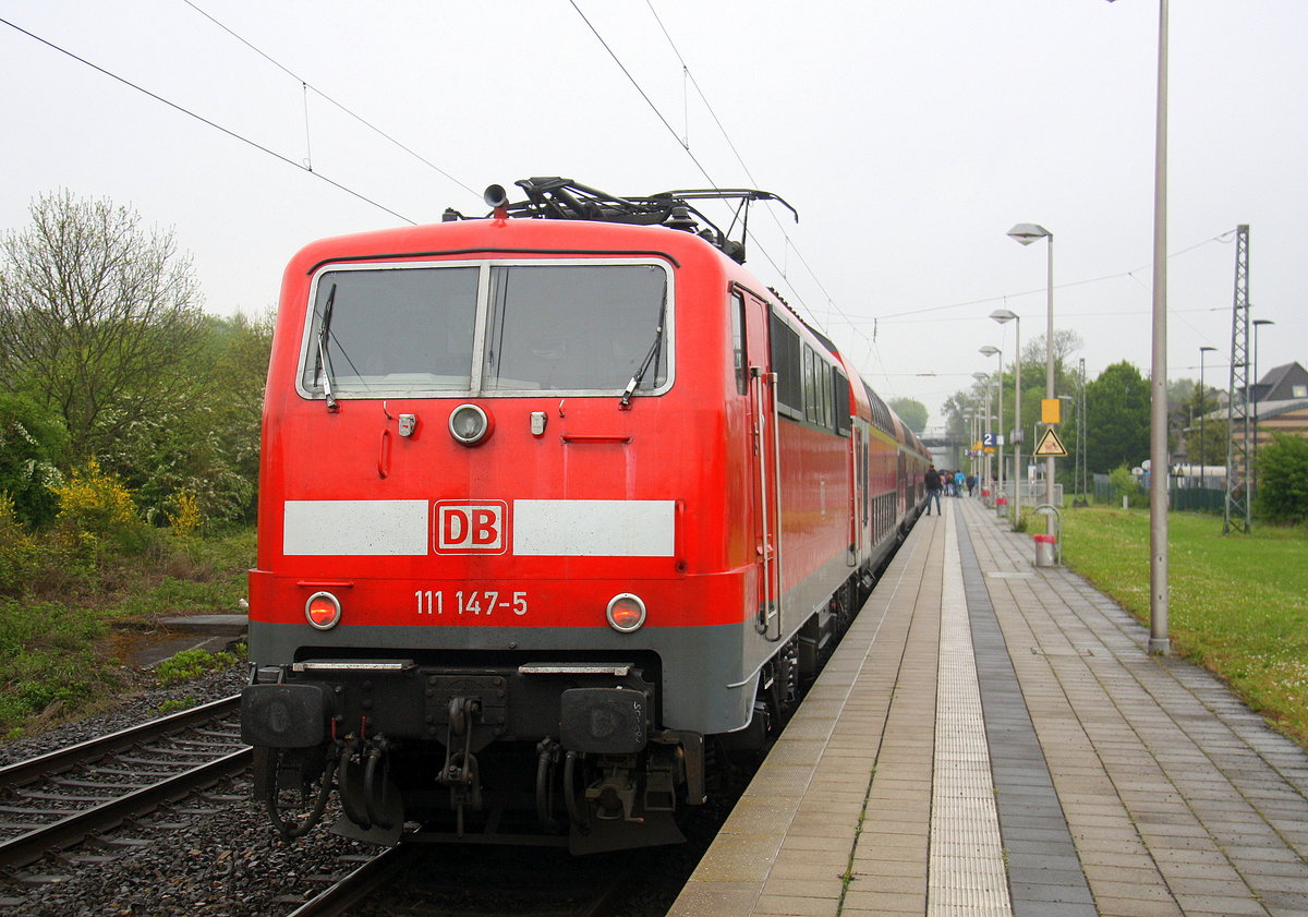 Ein Nachschuss von der 111 147-5 DB schiebt den RE4 aus Aachen-Hbf nach Dortmund-Hbf und kommt aus Richtung Aachen-Hbf,Aachen-Schanz,Aachen-West,Laurensberg,Richterich,Kohlscheid,Herzogenrath,Hofstadt,Finkenrath,Rimburg und hält in Übach-Palenberg und fährt in Richtung Zweibrüggen,Frelenberg,Geilenkirchen,Süggerath,Lindern,Brachelen,Hückelhoven-Baal,Baal,Erkelenz,Herrath,Beckrath,Wickrath,Rheydt.
Aufgenommen von Bahnsteig 2 von Übach-Palenberg. 
Bei Regenwetter am Nachmittag vom 8.5.2017. 