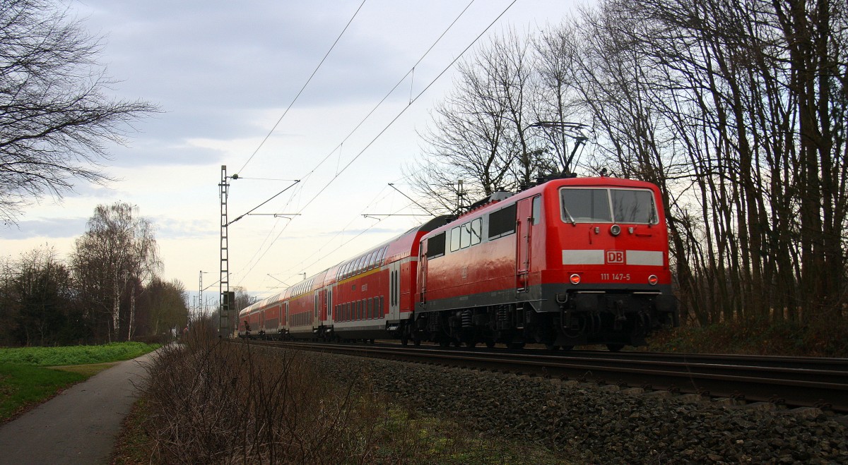 Ein Nachschuss von der 111 147-5 DB schiebt den RE4 aus Aachen-Hbf nach Dortmund-Hbf und kommt aus Richtung Aachen-Hbf,Aachen-Schanz,Aachen-West,Laurensberg,Richterich,Kohlscheid,Herzogenrath,Hofstadt,Finkenrath,Rimburg und hat gerade eben in Übach-Palenberg gehalten und fährt in Richtung Zweibrüggen,Frelenberg,Geilenkirchen,Süggerrath,Lindern,Brachelen,Hückelhoven-Baal,Baal,Erkelenz,Herrath,Beckrath,Wickrath,Rheydt. 
Aufgenommen Zwischen Übach-Palenberg und Zweibrüggen.
Bei Sonne und Wolken am Nachmittag vom 29.12.2015.