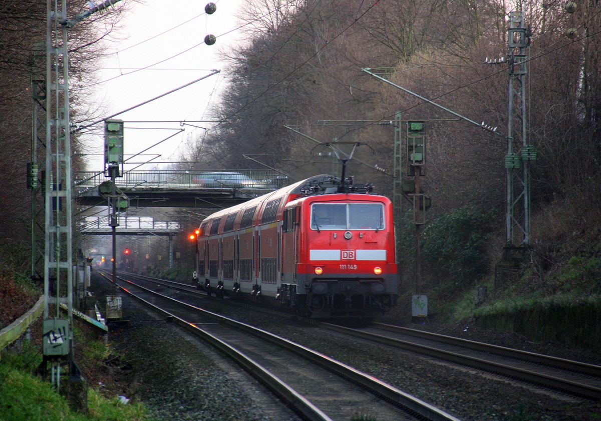 Ein Nachschuss von der 111 149 DB schiebt den RE4 aus Aachen-Hbf nach Dortmund-Hbf kommt aus Richtung Aachen-West,Laurensberg,Richterich, und fährt durch Kohlscheid in Richtung Herzogenrath,Mönchengladbach,Neuss.
Aufgenommen von Bahnsteig 2  in Kohlscheid.
Am einem Kalten Morgen vom 8.1.2016.