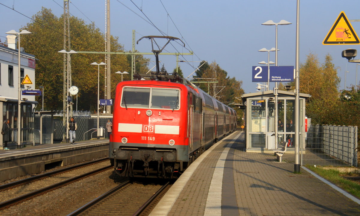 Ein Nachschuss von der 111 149 DB schiebt den RE4 aus Aachen-Hbf nach Dortmund-Hbf und kommt aus Richtung Aachen-Hbf,Aachen-Schanz,Aachen-West,Laurensberg,Richterich,Kohlscheid,Herzogenrath,Palenberg,Zweibrüggen,Frelenberg,Geilenkirchen,Süggerrath,Lindern,Brachelen,Hückelhoven-Baal,Baal und hält in Erkelenz und fährt dann weiter in Richtung Herrath,Beckrath,Wickrath,Rheydt-Hbf,Mönchengladbach-Hbf. 
Aufgenommen vom Bahnsteig 2 in Erkelenz. 
Bei schönem Herbstwetter am Mittag vom 12.11.2016.