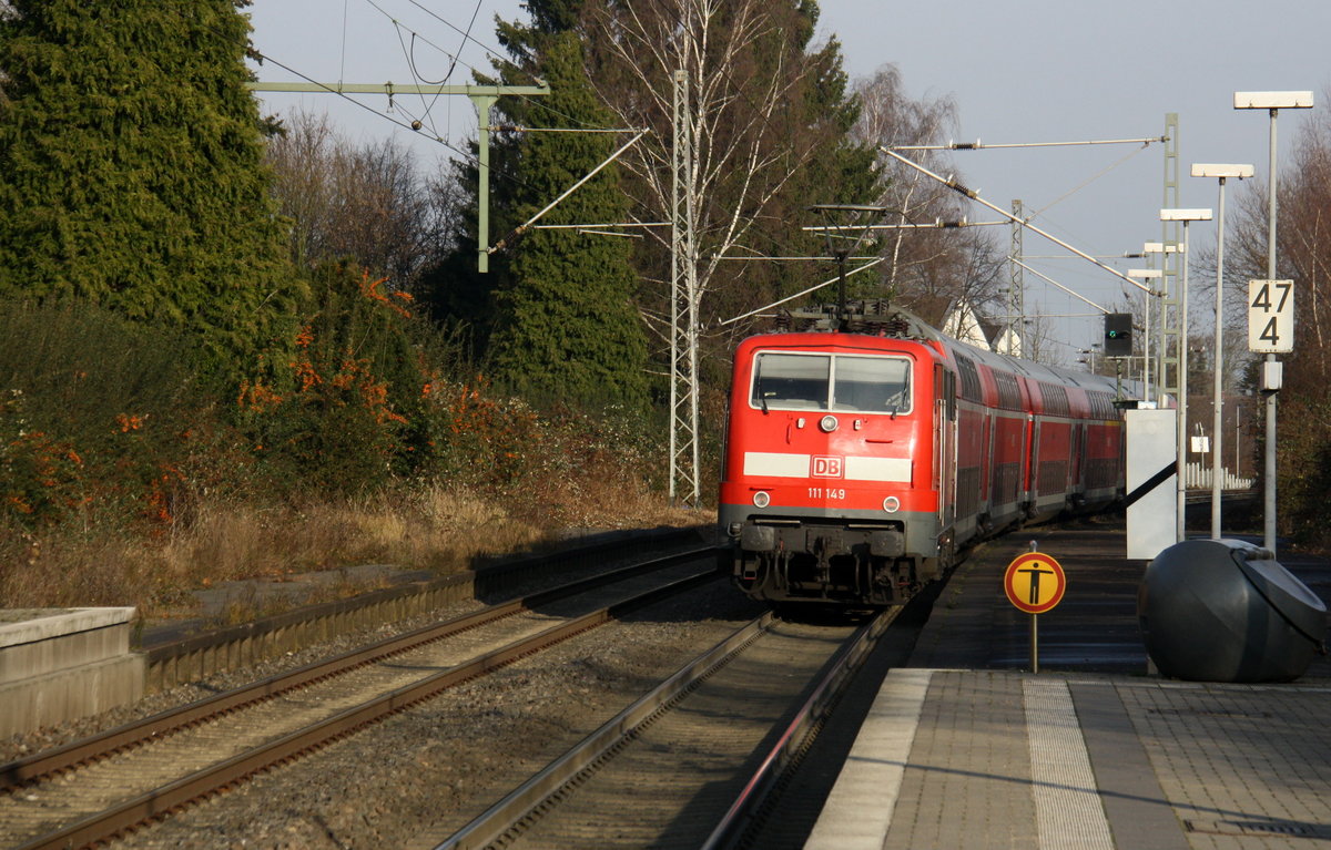 Ein Nachschuss von der 111 149 DB schiebt den RE4 aus Aachen-Hbf nach Dortmund-Hbf und kommt aus Richtung Aachen-Hbf,Aachen-Schanz,Aachen-West,Laurensberg,Richterich,Kohlscheid,Herzogenrath,Palenberg,Zweibrüggen,Frelenberg,Geilenkirchen,Süggerrath,Lindern,Brachelen,Hückelhoven-Baal,Baal und hält in Erkelenz und fährt dann weiter in Richtung Herrath,Beckrath,Wickrath,Rheydt-Hbf,Mönchengladbach-Hbf. 
Aufgenommen vom Bahnsteig 2 in Erkelenz.
Bei Schöem Sonnenschein am Mittag vom 10.12.2016. 