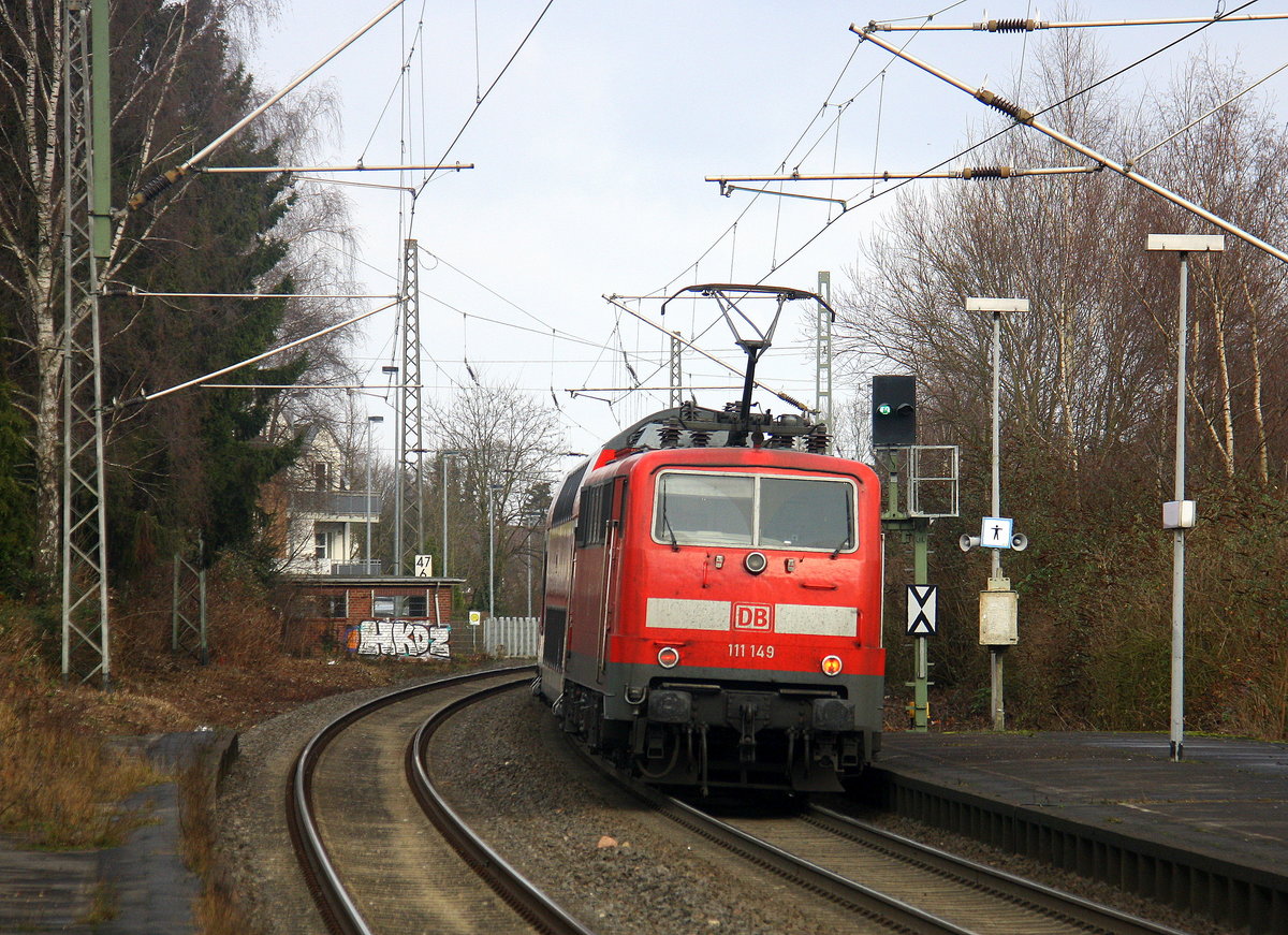 Ein Nachschuss von der 111 149 DB schiebt den RE4 aus Aachen-Hbf nach Dortmund-Hbf und kommt aus Richtung Aachen-Hbf,Aachen-Schanz,Aachen-West,Laurensberg,Richterich,Kohlscheid,Herzogenrath,Palenberg,Zweibrüggen,Frelenberg,Geilenkirchen,Süggerrath,Lindern,Brachelen,Hückelhoven-Baal,Baal und hält in Erkelenz und fährt dann weiter in Richtung Herrath,Beckrath,Wickrath,Rheydt-Hbf,Mönchengladbach-Hbf. 
Aufgenommen vom Bahnsteig 1 in Erkelenz. 
Bei Sonne und Wolken am Kalten Nachmittag vom 28.12.2016. 