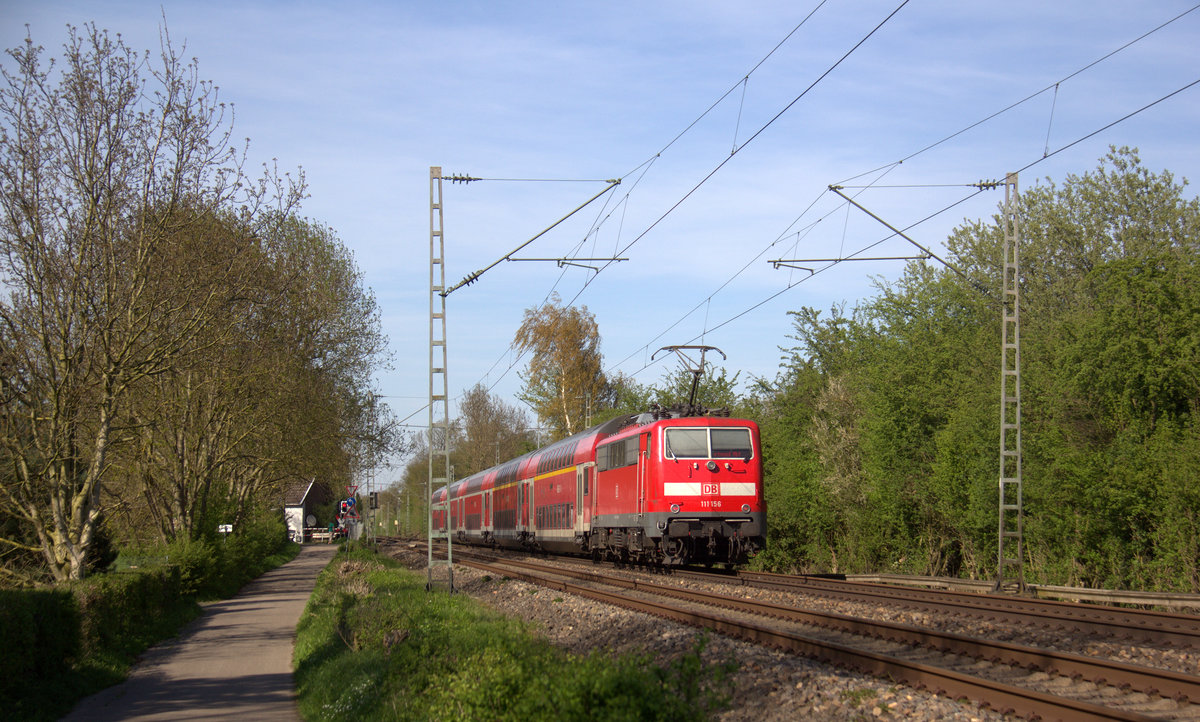 Ein Nachschuss von der 111 156 DB schiebt den RE4 aus Aachen-Hbf nach Dortmund-Hbf und kommt aus Richtung Aachen-Hbf,Aachen-Schanz,Aachen-West,Laurensberg,Richterich,Kohlscheid,Herzogenrath,Hofstadt,Finkenrath,Rimburg und hat gerade eben in Übach-Palenberg gehalten und fährt in Richtung Frelenberg,Geilenkirchen,Süggerath,Lindern,Brachelen,Hückelhoven-Baal,Baal,Erkelenz,Herrath,Beckrath,Wickrath,Rheydt. 
Aufgenommen Zwischen Übach-Palenberg und Zweibrüggen. 
Bei Sommerwetter am 19 April 2018. 
Aufgenommen am Nachmittag vom 19.4.2018.