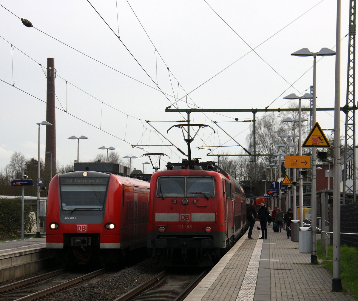 Ein Nachschuss von der 111 158 DB  DB schiebt den RE4 aus Dortmund-Hbf nach Aachen-Hbf und kommt aus Richtung Neuss-Hbf,Mönchengladbach-Hbf,Rheydt-Hbf,Wickrath,Beckrath,Herrath und hält in Erkelenz und fährt dann weiter in Richtung Baal,Hückelhoven-Baal,Brachelen,Lindern,Süggerrath,Geilenkirchen,Frelenberg,Zweibrüggen,Übach-Palenberg,Rimburg,Finkenrath,Hofstadt,Herzogenrath, Kohlscheid,Richterich,Laurensberg,Aachen-West,Aachen-Schanz,Aachen-Hbf. 
Aufgenommen vom Bahnsteig 1 in Erkelenz. 
Bei Sonne und Wolken am Abend vom 21.3.2017. 