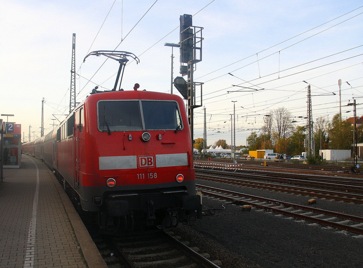 Ein Nachschuss von der 111 158 DB schiebt den RE4 aus Aachen-Hbf nach Dortmund-Hbf und kommt aus Richtung Aachen-Hbf,Aachen-Schanz und hilt in Aachen-West und fährt in Richtung Laurensberg,Richterich,Kohlscheid,Herzogenrath. 
Aufgenommen vom Bahnsteig in Aachen-West.
Bei Sonnenschein und Wolken am Kalten Nachmittag vom 3.11.2016.
