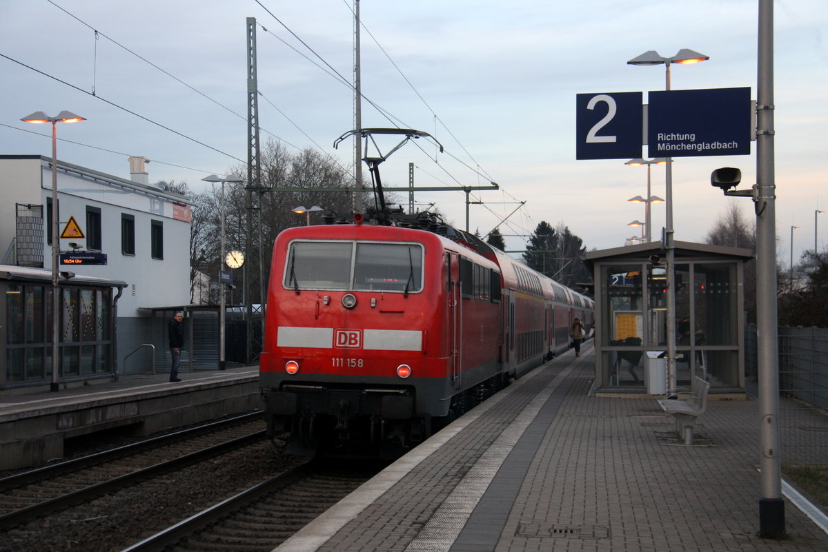 Ein Nachschuss von der 111 158 DB  schiebt den RE4 aus Aachen-Hbf nach Dortmund-Hbf und kommt aus Richtung Aachen-Hbf,Aachen-Schanz,Aachen-West,Laurensberg,Richterich,Kohlscheid,Herzogenrath,Palenberg,Zweibrüggen,Frelenberg,Geilenkirchen,Süggerrath,Lindern,Brachelen,Hückelhoven-Baal,Baal und hält in Erkelenz und fährt dann weiter in Richtung Herrath,Beckrath,Wickrath,Rheydt-Hbf,Mönchengladbach-Hbf. Aufgenommen vom Bahnsteig 2 in Erkelenz.
Bei Sonnenschein am Kalten Nachmittag vom 27.1.2017.