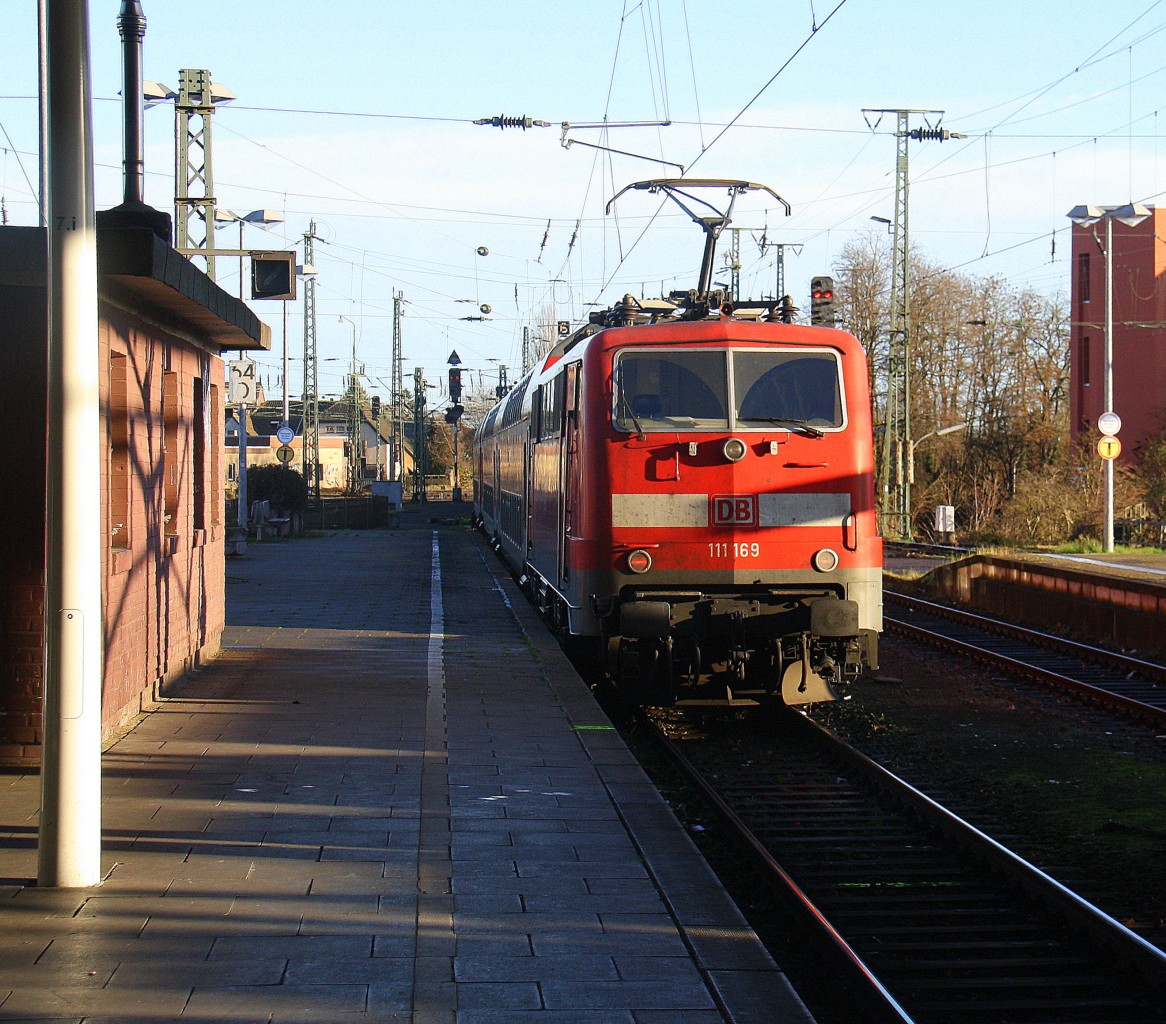 Ein Nachschuss von der 111 169 DB  schiebt den RE4 von Kohlscheid nach Düsseldorf-Hbf bei der Ausfahrt aus dem ,Mönchengladbacher-Hbf und fährt in Richtung Neuss,Düsseldorf.
Aufgenommen vom Bahnsteig 7 in Mönchengladbach-Hbf.
Bei schönem Sonnenschein am Morgen vom 10.1.2016.