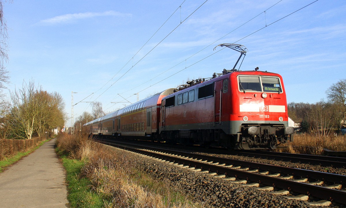 Ein Nachschuss von der 111 193 DB schiebt den RE4 aus Aachen-Hbf nach Dortmund-Hbf und kommt aus Richtung Aachen-Hbf,Aachen-Schanz,Aachen-West,Laurensberg,Richterich,Kohlscheid,Herzogenrath,Hofstadt,Finkenrath,Rimburg und hat gerade eben in Übach-Palenberg gehalten und fährt in Richtung Frelenberg,Geilenkirchen,Süggerrath,Lindern,Brachelen,Hückelhoven-Baal,Baal,Erkelenz,Herrath,Beckrath,Wickrath,Rheydt. 
Aufgenommen Zwischen Übach-Palenberg und Zweibrüggen. 
Bei schönem Sonnenschein am 30.12.2015.