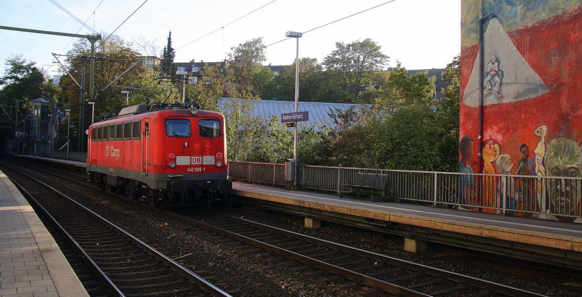 Ein Nachschuss von der 140 585-1 DB Cargo kommt als Lokzug aus Aachen-West nach Stolberg-Hbf aus Richtung Aachen-West und fährt durch Aachen-Schanz in Richtung Aachen-Hbf,Stolberg-Hbf. 
Bei schönem Sonnenschien am Nachmittag vom 28.10.2014.