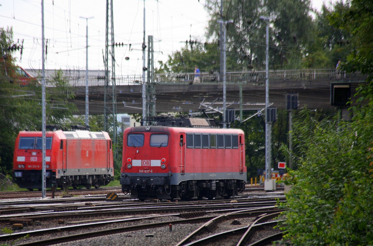 Ein Nachschuss von der 140 837-6 DB fährt als Lokzug aus Aachen-West nach Stolberg-Hbf. 
Aufgenommen vom Bahnsteig in Aachen-West bei schönem Sonnenschien am Mittag vom 5.8.2014. 