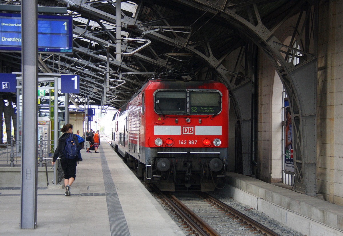 Ein Nachschuss von der 143 967 DB kommt mit der S2 von Dresden-Hbf nach Dresden-Hbf  bei der Einfahrt in Dresden-Neustadt(D).
Aufgenommen vom Bahnsteig 2 in Dresden-Neustadt(D) am Abend vom 19.7.2015.