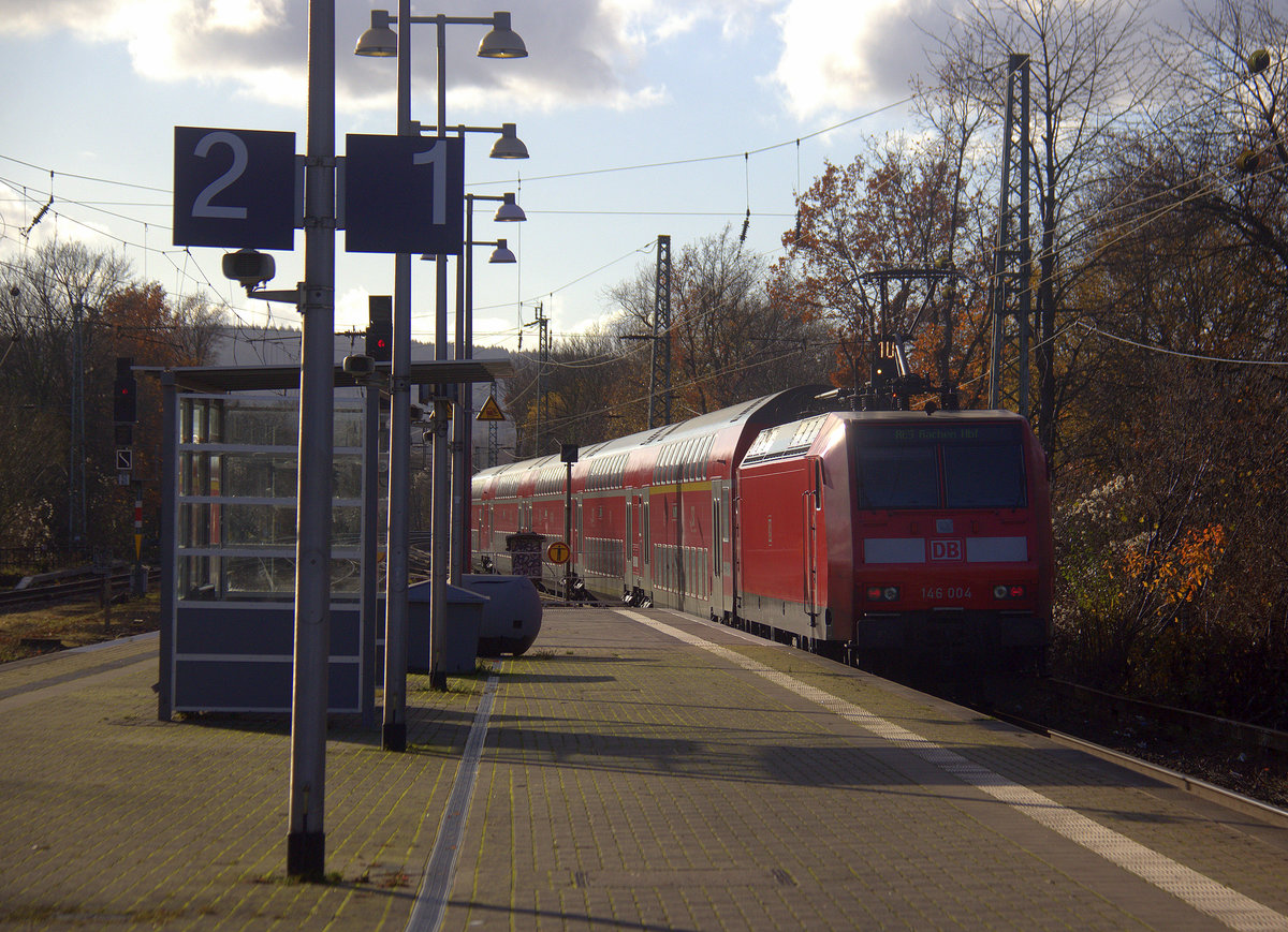 Ein Nachschuss von der 146 004-7 DB  schiebt den RE9 aus Siegen-Hbf nach Aachen-Hbf und hilt in Aachen-Rothe-Erde.
Aufgenommen vom Bahnsteig 1 in Aachen-Rothe-Erde. 
Bei Sonne und Wolken am Mittag vom 30.11.2019.