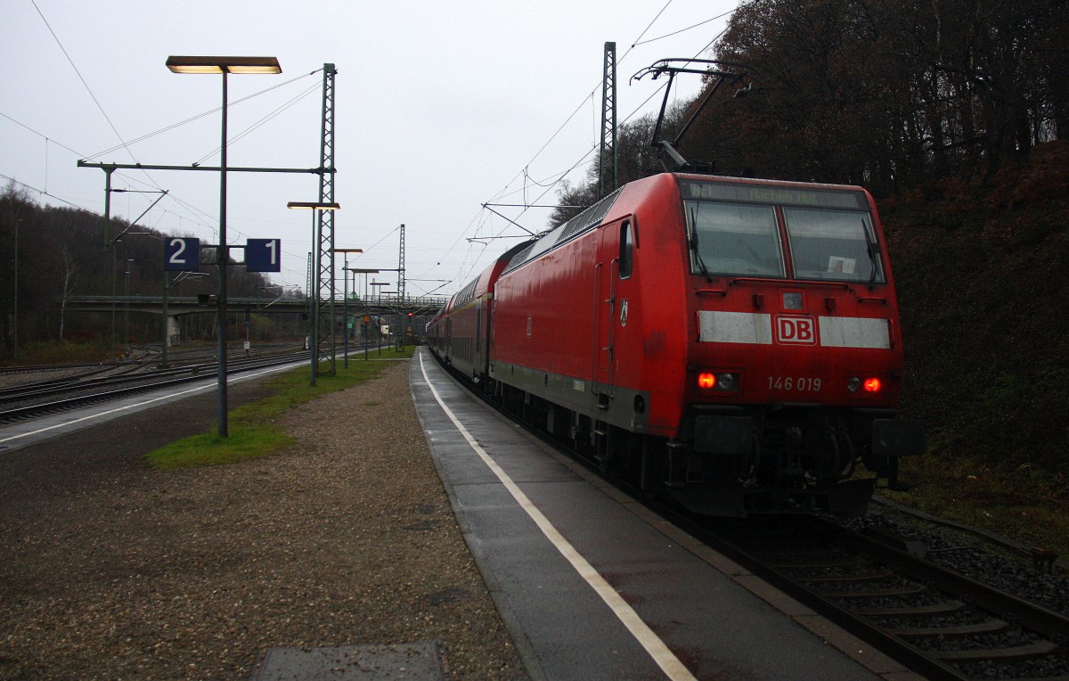 Ein Nachschuss von der 146 019 DB schiebt den RE1 aus Paderborn Hbf-Aachen-Hbf und hilt im Stolberger-Hbf bei Regenwetter am Kalten 13.12.2014.