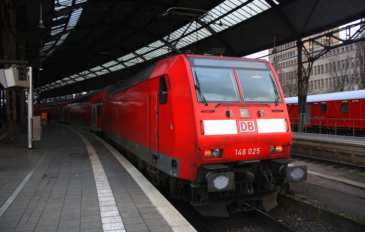 Ein Nachschuss von der 146 025 DB steht mit dem RE1 aus Paderborn Hbf-Aachen-Hbf.
Aufgenommen im Aachener-Hbf bei Regenwolken am Nachmittag vom 25.12.2014.