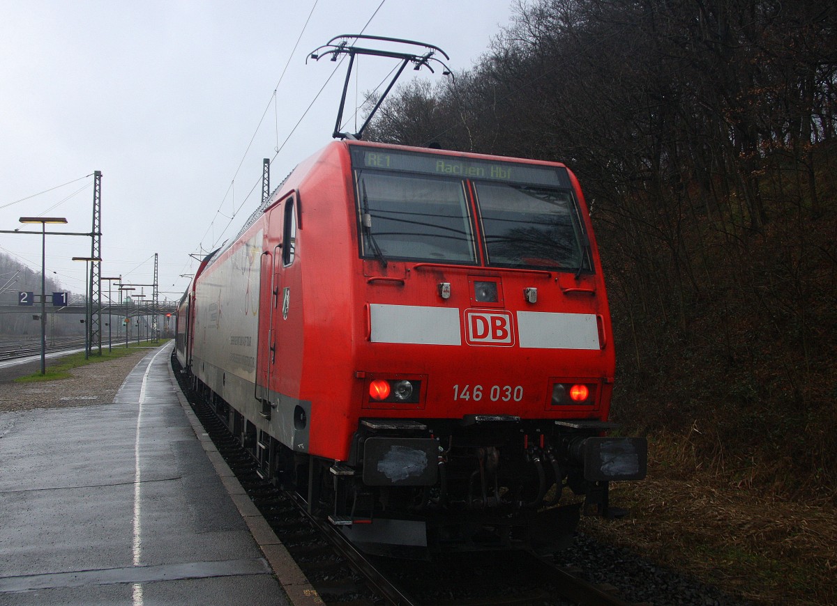 Ein Nachschuss von der 146 030 DB schiebt den RE1 aus Paderborn Hbf-Aachen-Hbf und hilt im Stolberger-Hbf bei Regenwetter am Nachmittag vom 24.12.2014.
