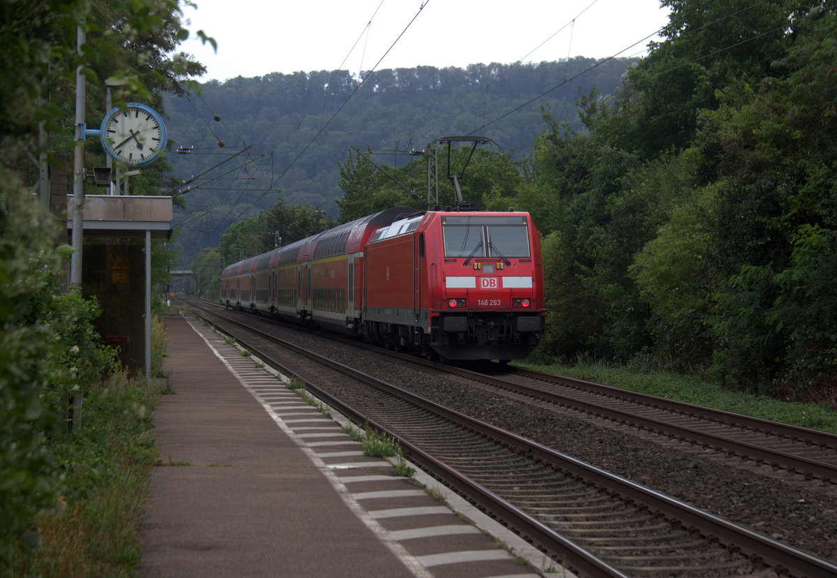 Ein Nachschuss von der 146 263 DB schiebt einen RE5 aus Wesel(D) nach Koblenz-Hbf(D)  und kamm aus Richtung Köln-Eifeltor,Hürth,Brühl,Sechtem,Bornheim,Roisdorf bei Bornheim,Bonn-Hbf,Bad-Godesberg,Rolandseck,Remagen,Sinzig,Bad Breisig,Brohl-Lützing und fuhr durch Namedy in Richtung Andernach,Weißenthurm,Urmitz,Koblenz-Lützel. 
Aufgenommen vom Bahnsteig 1 in Namedy.
Am Nachmittag vom 17.8.2018.