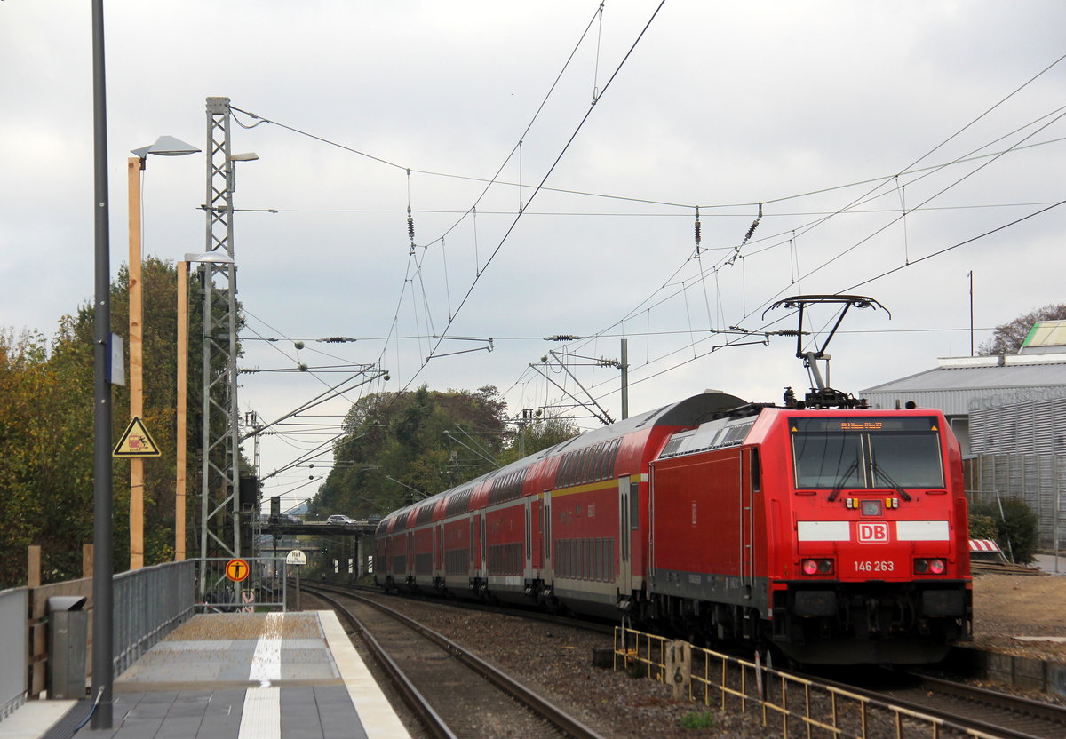Ein Nachschuss von 146 263 DB  schiebt den RE1 von Aachen-Hbf nach Hamm-Westfalen fuhr als Umleiter durch Kohlscheid in Richtung Herzogenrath,Mönchengladbach.
Aufgenommen vom Bahnsteig 2 in Kohlscheid.
Bei Sonnenschein und Wolken am Nachmittag vom 27.10.2018. 