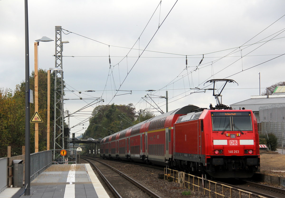 Ein Nachschuss von 146 263 DB  schiebt den RE1 von Aachen-Hbf nach Hamm-Westfalen fuhr als Umleiter durch Kohlscheid in Richtung Herzogenrath,Mönchengladbach.
Aufgenommen vom Bahnsteig 2 in Kohlscheid.
Bei Sonnenschein und Wolken am Nachmittag vom 27.10.2018. 