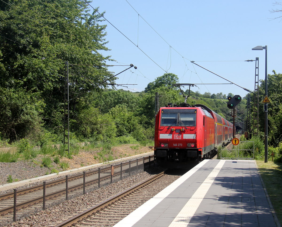 Ein Nachschuss von 146 273 DB schiebt den RE1 von Aachen-Hbf nach Hamm-Westfalen und kamm aus Richtung Aachen-Hbf,Aachen-Rothe-Erde und fährt durch Aachen-Eilendorf in Richtung Stolberg-Hbf(Rheinland)Eschweiler-Hbf,Langerwehe,Düren,Merzenich,Buir,Horrem,Kerpen-Köln-Ehrenfeld,Köln-Hbf. Aufgenommen vom Bahnsteig 2 in Aachen-Eilendorf. 
Bei Sommerwetter am Mittag vom 14.6.2019.
