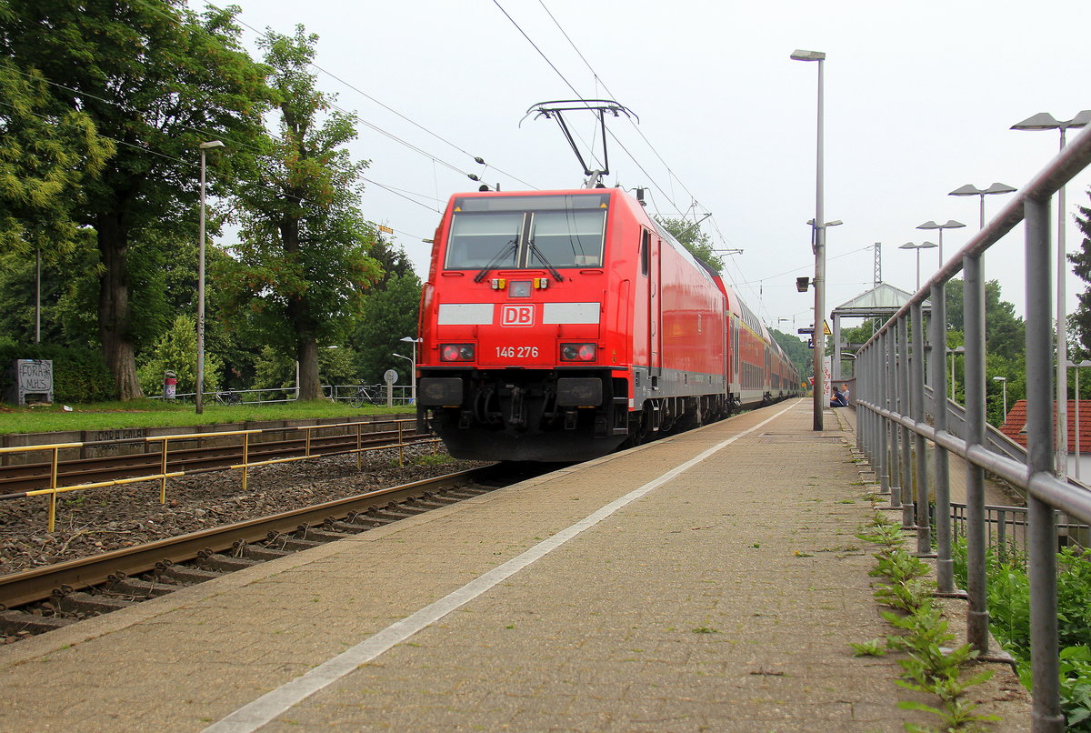 Ein Nachschuss von der 146 276 DB schiebt einen Doppeldecker aus Dortmund-Hbf nach Aachen-Hbf und kommt aus Richtung Neuss-Hbf,Mönchengladbach-Hbf,Rheydt-Hbf,Wickrath,Beckrath,Herrath,Erkelenz,Baal,Hückelhoven-Baal,Brachelen,Lindern,Süggerath,Geilenkirchen,Frelenberg,Zweibrüggen,Übach-Palenberg,Rimburg,Finkenrath,Hofstadt,Herzogenrath und kommt die Kohlscheider-Rampe hoch und fährt durch Kohlscheid in Richtung Richterich,Laurensberg,Aachen-West,Aachen-Schanz,Aachen-Hbf. 
Aufgenommen von Bahnsteig 2 in Kohlscheid.
Bei Sonne und Regenwolken am Nachmittag vom 11.6.2018.